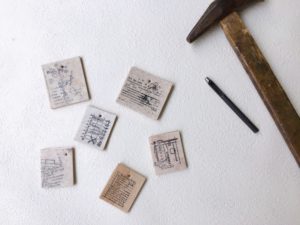 穴を開けて、ボールチェーンを通すだけ