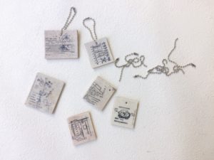 穴を開けて、ボールチェーンを通すだけ