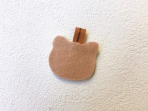 フェルト仕上げの猫型キーホルダー裏側