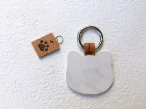 コルクシートに猫の足跡をスタンプした飾りを追加