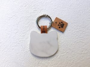 コルクシートに猫の足跡をスタンプした飾りを追加