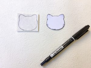 クッションフロアに油性ペンで猫の形を描いた様子