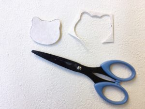 クッションフロアを猫の形にハサミで切り抜いた工程写真