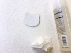 除光液で油性ペンの線を拭き取り整えている様子