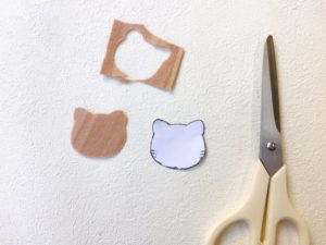 ・裏面にフェルトを貼った猫キーホルダー