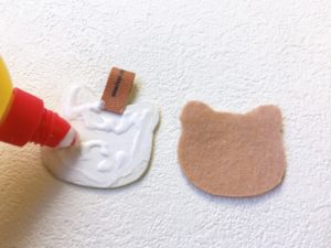 フェルト仕上げの猫型キーホルダー裏側