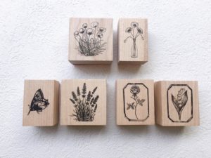 100円ショップで購入した花柄や模様のスタンプ6種類を並べた写真